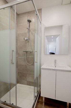 Shower, hair dryer, towels, soap - Cosmo incroyable idéal famille rue Carnot (Annecy)