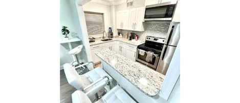 Køleskab, mikrobølgeovn, ovn, kogeplade