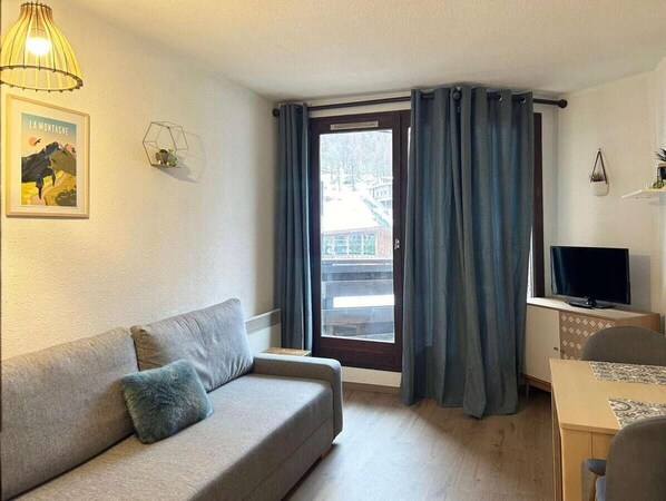 Living area - 50m from ski slopes, 4th floor, balcony, tv, ski locker, 28m², Les Orres (Les Orres)