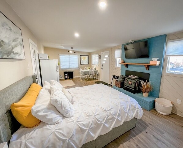 Iron/ironing board, free WiFi, bed sheets