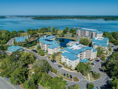 Hilton Head Island waterfront high end resort including green fees