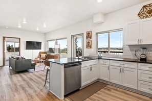 Frigorífico, microondas, horno y placa de cocina