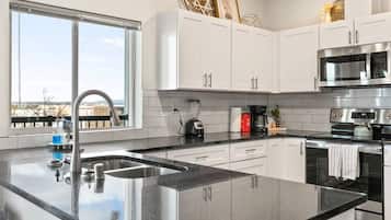 Een koelkast, een magnetron, een oven, een kookplaat