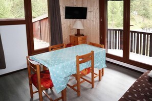 Dining - 200m from resort center, 4th floor, balcony, ski locker, 30m², Les Orres (Les Orres)