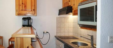 Fridge, dishwasher