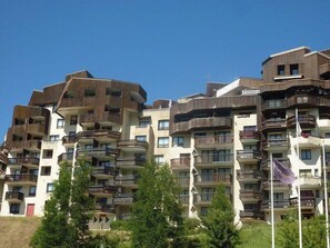 Exterior - Ski-in/ski-out & foot of the slopes, 3rd floor, balcony, tv, 45m², Les Orres (Les Orres)