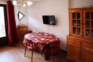 Dining - Ski-in/ski-out & foot of the slopes, 3rd floor, balcony, tv, 45m², Les Orres (Les Orres)