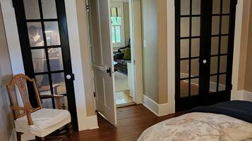 2 chambres, bureau, fer et planche à repasser, lit parapluie