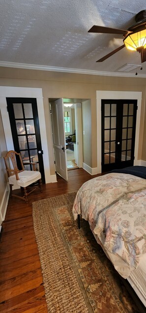 2 chambres, bureau, fer et planche à repasser, lit de bébé portatif