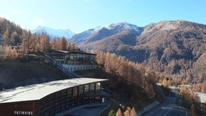 A mountain lodge with a modern design, featuring a prominent staircase leading to the entrance. - Ski-in/ski-out & foot of the slopes, 7th floor, view valley, balcony, tv, 26m², Les Orres (Les Orres)