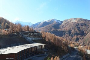 A mountain lodge with a modern design, situated in a forested valley with a view of snow-capped mountains. - Ski-in/ski-out & foot of the slopes, 7th floor, view valley, balcony, tv, 26m², Les Orres (Les Orres)