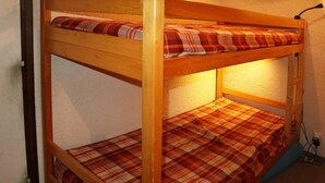 A bunk bed with plaid bedding. - Ski-in/ski-out & foot of the slopes, 7th floor, view valley, balcony, tv, 26m², Les Orres (Les Orres)