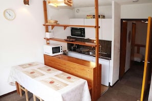 Fridge - Resort center, 1st floor, balcony, tv, ski locker, 30m², Les Orres (Les Orres)
