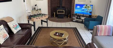 Televisor intel·ligent, llar de foc, futbolí i taula de tennis de taula