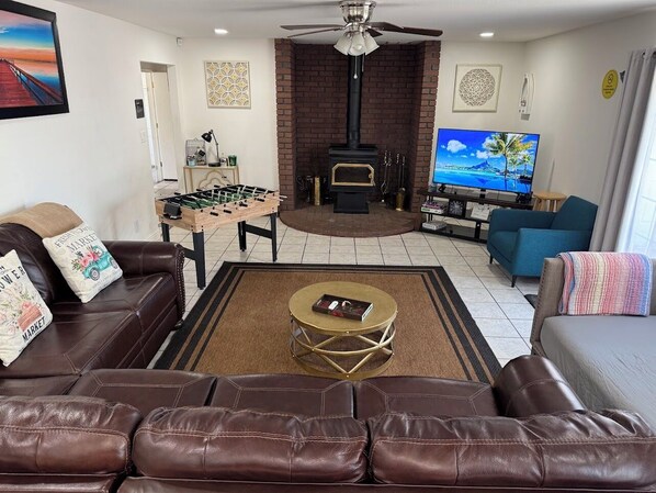 تلفزيون ذكي، مدفأة، كرة قدم الطاولة، تنس طاولة