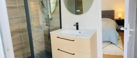 Shower, hair dryer, toilet paper