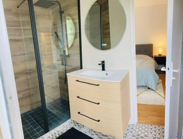 Dusche, Haartrockner, Toilettenpapier