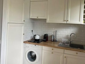 Réfrigérateur, four à micro-ondes, surface de cuisson, cafetière-théière