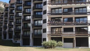 A multi-story residential building with balconies and large windows. - 150m from resort center, 1st floor, balcony, parking, tv, ski locker, 26m², Montgenèvre (Montgenèvre)
