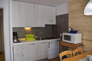 Kjøleskap, mikrobølgeovn, oppvaskmaskin og kaffetrakter/tekoker