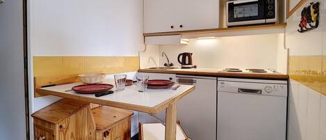 Een koelkast, een oven, een vaatwasser, een koffiezetapparaat/waterkoker
