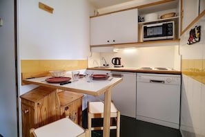 Kjøleskap, ovn, oppvaskmaskin og kaffetrakter/tekoker