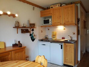 Réfrigérateur, un four, lave-vaisselle, cafetière-théière