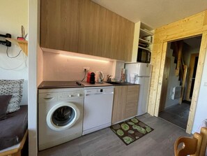 Fridge, microwave, dishwasher - Ski-in/ski-out & foot of the slopes, 8th floor, view ski slopes, balcony, tv, 30m², La Plagne (La Plagne)