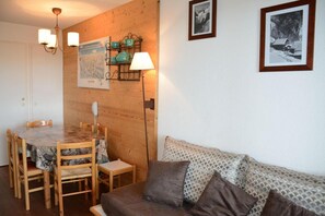 Interior - Ski-in/ski-out & foot of the slopes, 8th floor, view ski slopes, balcony, tv, 30m², La Plagne (La Plagne)
