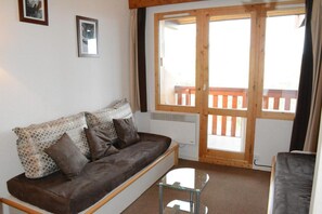 Living area - Ski-in/ski-out & foot of the slopes, 8th floor, view ski slopes, balcony, tv, 30m², La Plagne (La Plagne)