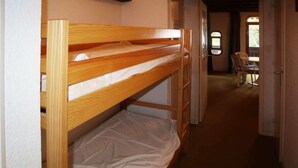A bunk bed in a narrow hallway with a door leading to a dining area. - Ski-in/ski-out & foot of the slopes, 2nd floor, balcony, 28m², Les Orres (Les Orres)