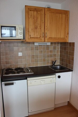 Réfrigérateur, micro-ondes, lave-vaisselle