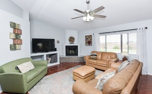 Smart TV, fireplace, books - TMK-Spacious 4br home with pool for your comfort. EV charger available (Yuma)