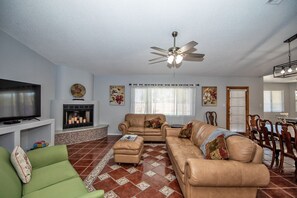 Smart-TV, peis og bøker