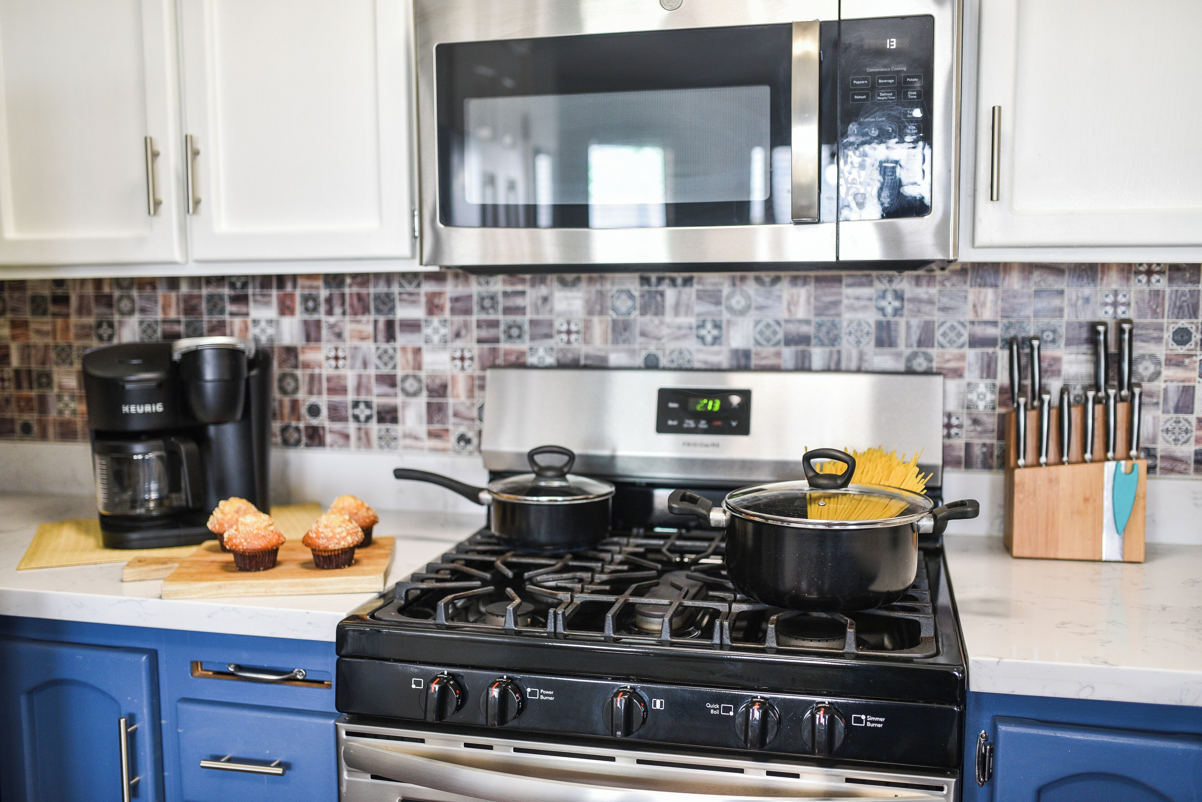 Jääkaappi, mikroaaltouuni, uuni, liesi