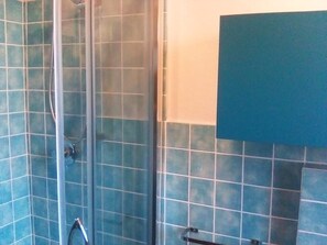 Dusche, Haartrockner, Toilettenpapier