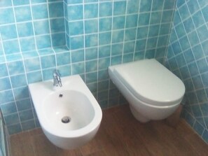 Bruser, hårtørrer, Toiletpapir