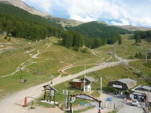 A mountainous landscape with a ski resort, including ski lifts, trails, and buildings. - Ski-in/ski-out & foot of the slopes, 5th floor, balcony, tv, 22m², Les Orres (Les Orres)