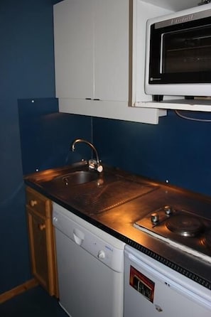 Kühlschrank, Mikrowelle, Ofen, Geschirrspüler