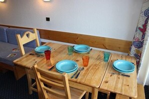 Dining - Ski-in/ski-out & foot of the slopes, 3rd floor, view ski slopes, sauna, hammam, balcony, tv, 28m² (Val Thorens)
