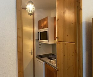 Kühlschrank, Mikrowelle, Ofen, Wasserkocher mit Kaffee-/Teezubehör