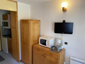 Fridge, microwave, oven, coffee/tea maker