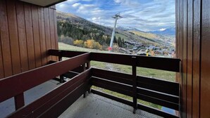 Property grounds - 200m from ski slopes, 1st floor, view ski slopes, balcony, tv, ski locker, 26m², Valmorel (Valmorel)