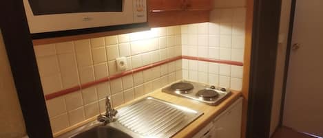 Kylskåp, mikrovågsugn och diskmaskin