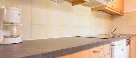 Een koelkast, een microgolfoven, een vaatwasser