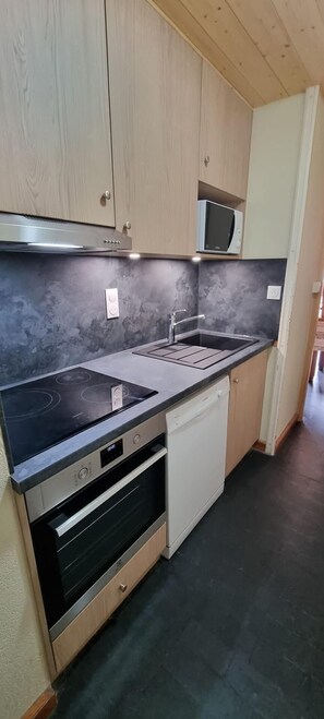 Køleskab, mikrobølgeovn, ovn, opvaskemaskine