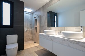 Ducha, secador de pelo, toallas y jabón