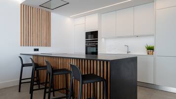 Een koelkast, een microgolfoven, een oven, een kookplaat