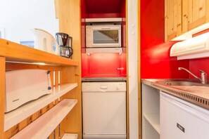 Fridge, microwave