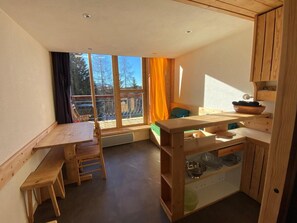 Eine kleine, kompakte Küche mit Holzarbeitsplatten und einer eingebauten Spüle.